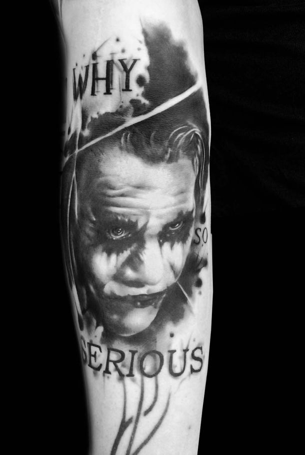 Why so Serious mit Gesicht, Tattoo-Design auf Arm