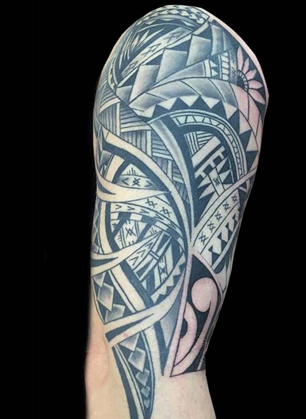 Blalck and Grey Tattoo auf dem Arm