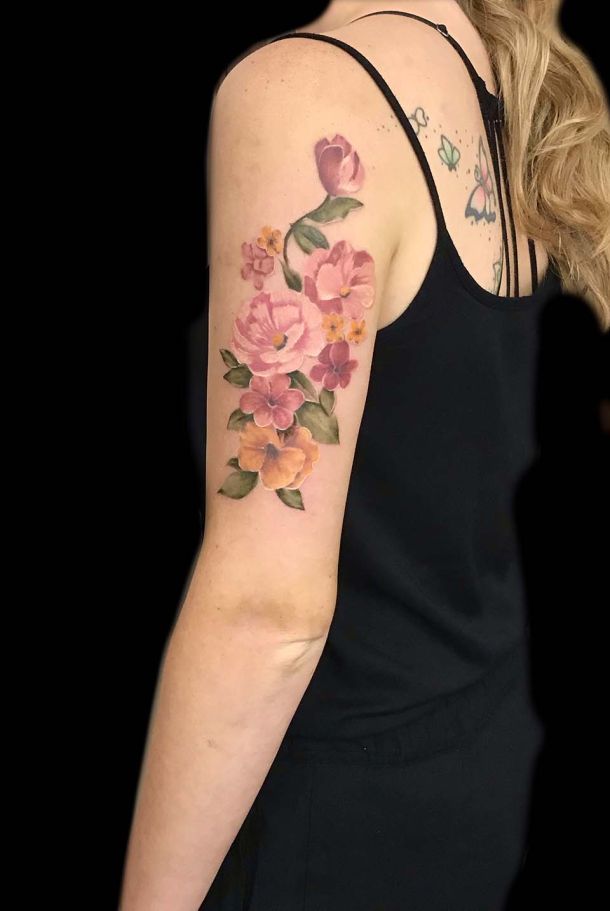 Blumen auf dem Arm Tattoo
