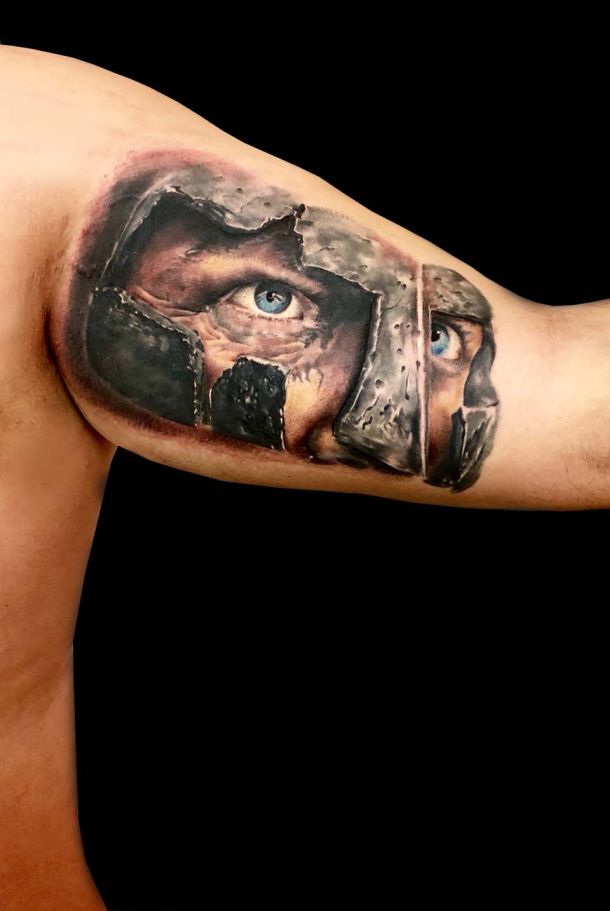 Maske auf dem Arm, Tattoo-Design