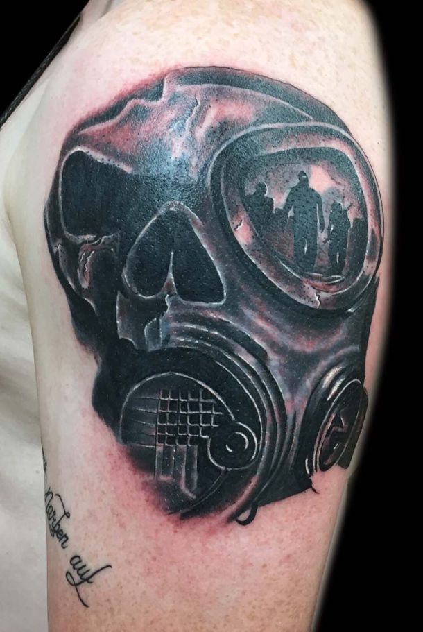 Maske auf dem Arm