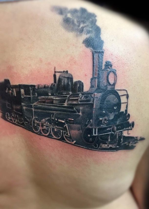 Tattoo Zug auf dem Rücken