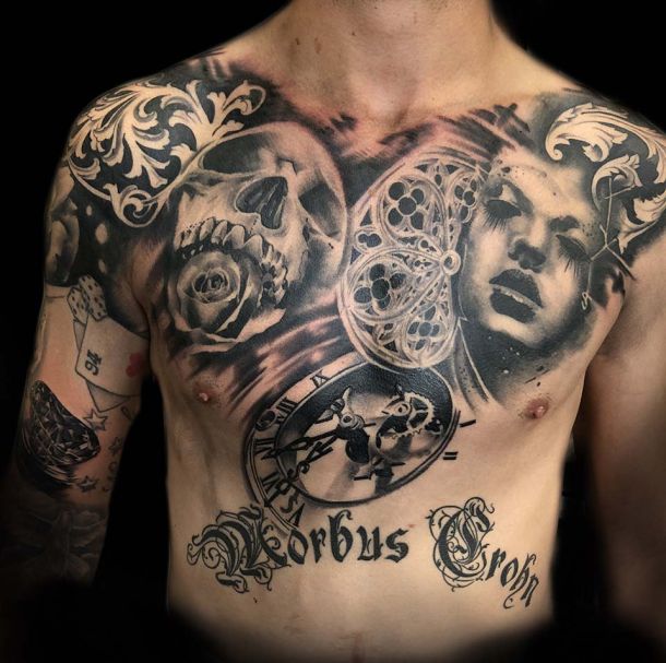 Multi Tattoo auf dem Brust