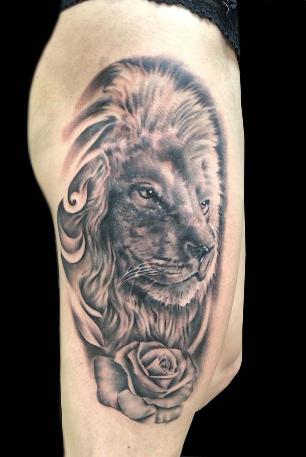 Löwe mit Rose auf dem Bein, Tattoo-Design