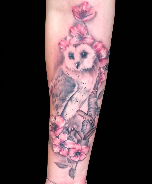 Tattoo Eule und Blumen auf dem Arm