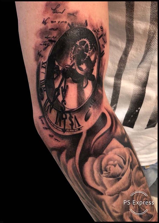 Tattoo Uhr und Rosen auf dem Arm