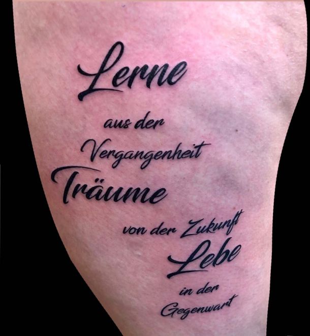 Tattoo-Design Schrift auf dem Bein