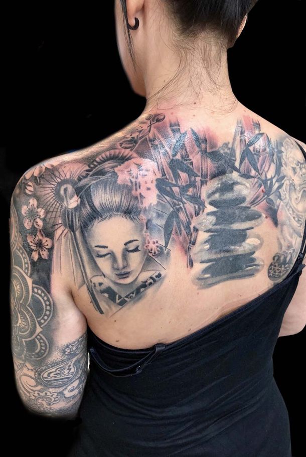 Tattoo Multidesign auf dem Rücken