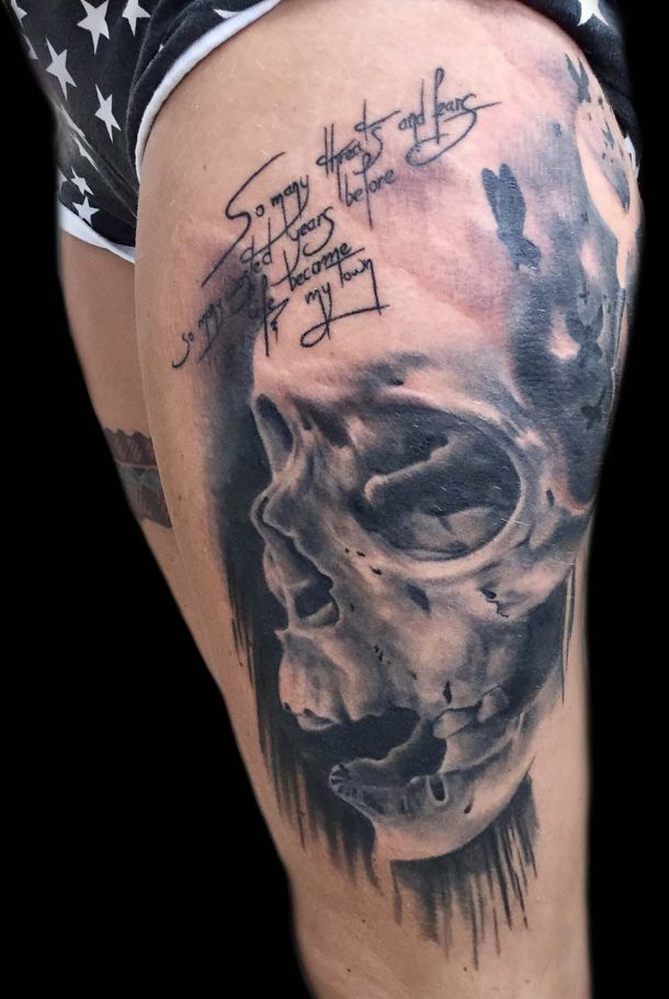 Tattoo-Design Totenkopf auf Bein